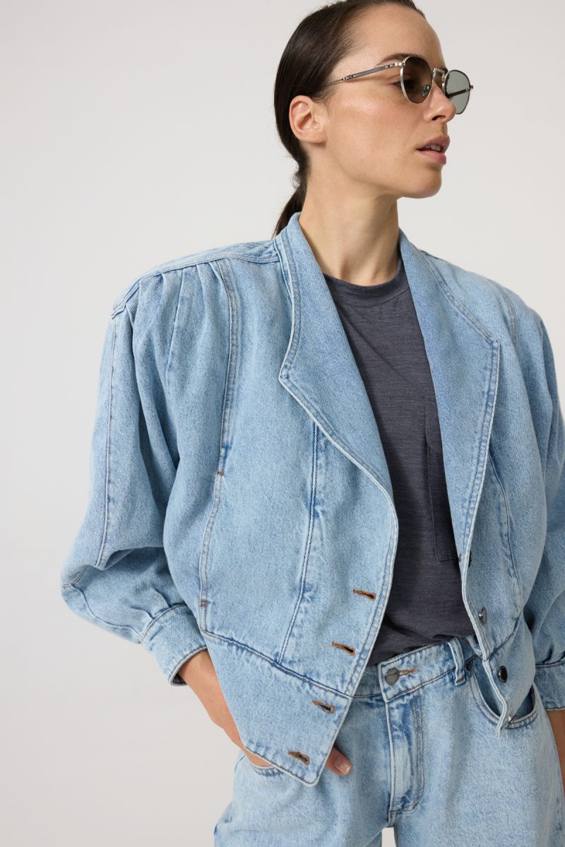 Kurtka denim jacket z kieszeniami z przodu i szerokimi ramionami. Pas w talii, przednie guziki.