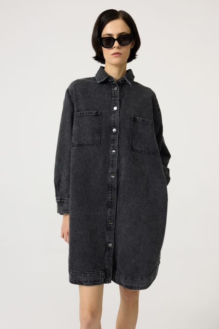 Denim dress with front and side pockets, black-washed denim, straight loose cut. Button fastening.