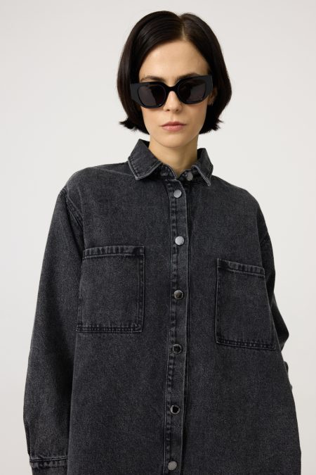 Denim dress with front and side pockets, black-washed denim, straight loose cut. Button fastening.