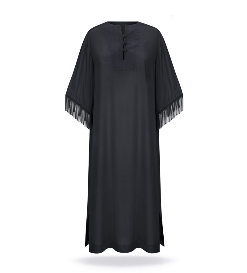 Long dress with fringe on the sleeves, black tone, side slit.