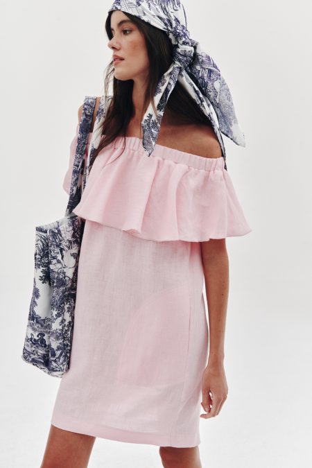 Ruffled linen dress in pastel pink
Victorian blue bandana and shopper bag