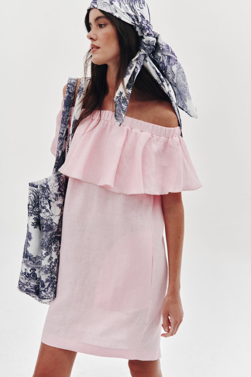 Ruffled linen dress in pastel pink
Victorian blue bandana and shopper bag