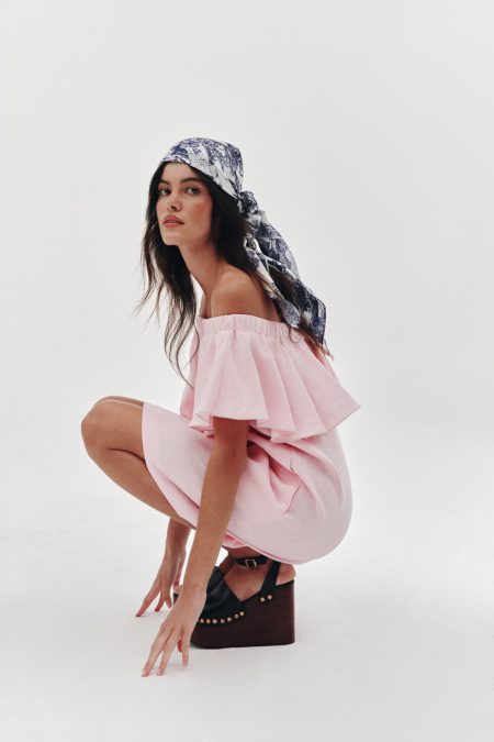 Ruffled linen dress in pastel pink
Victorian blue bandana