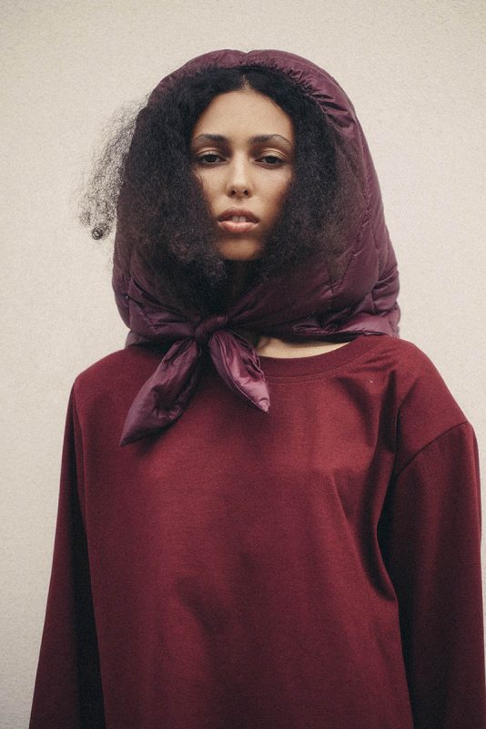 Minimalistyczna chusta puchowa Fluff