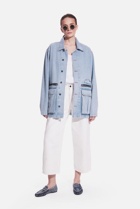 Lekka kurtka jeansowa damska na co dzień, stylowa i wygodna, idealna na sezon wiosenny i letni.